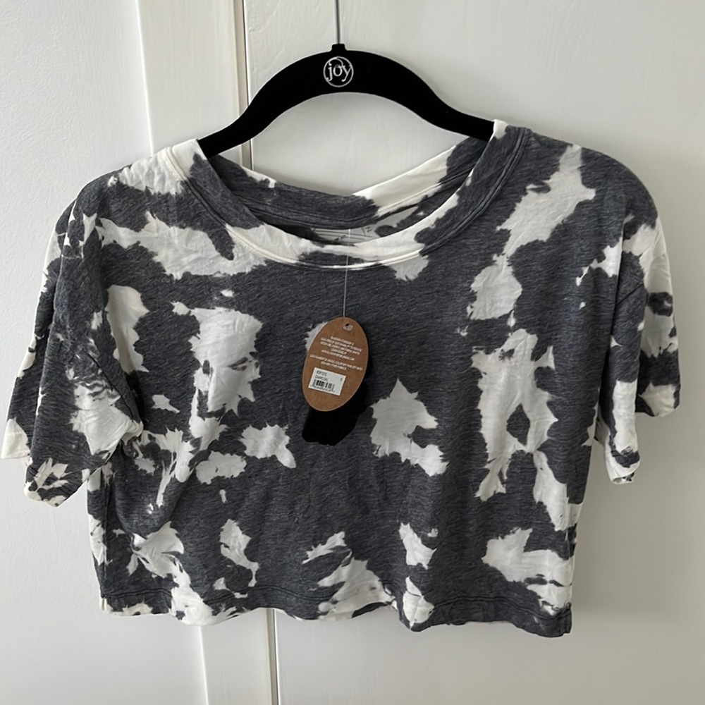 white/gray cropped t-shirt